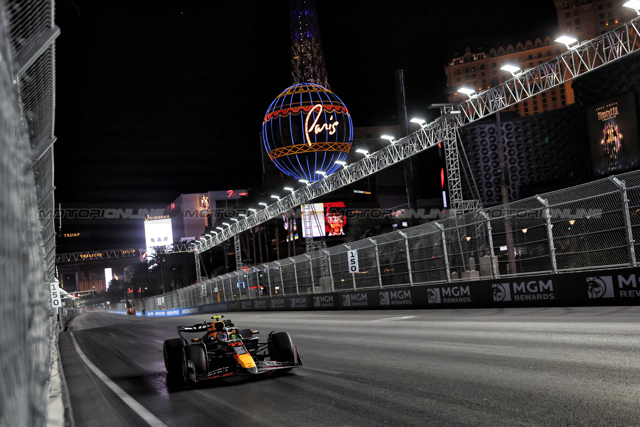 GP LAS VEGAS, Sergio Perez (MEX) Red Bull Racing RB20.

21.11.2024. Formula 1 World Championship, Rd 22, Las Vegas Grand Prix, Las Vegas, Nevada, USA, Practice Day

- www.xpbimages.com, EMail: requests@xpbimages.com © Copyright: Bearne / XPB Images
