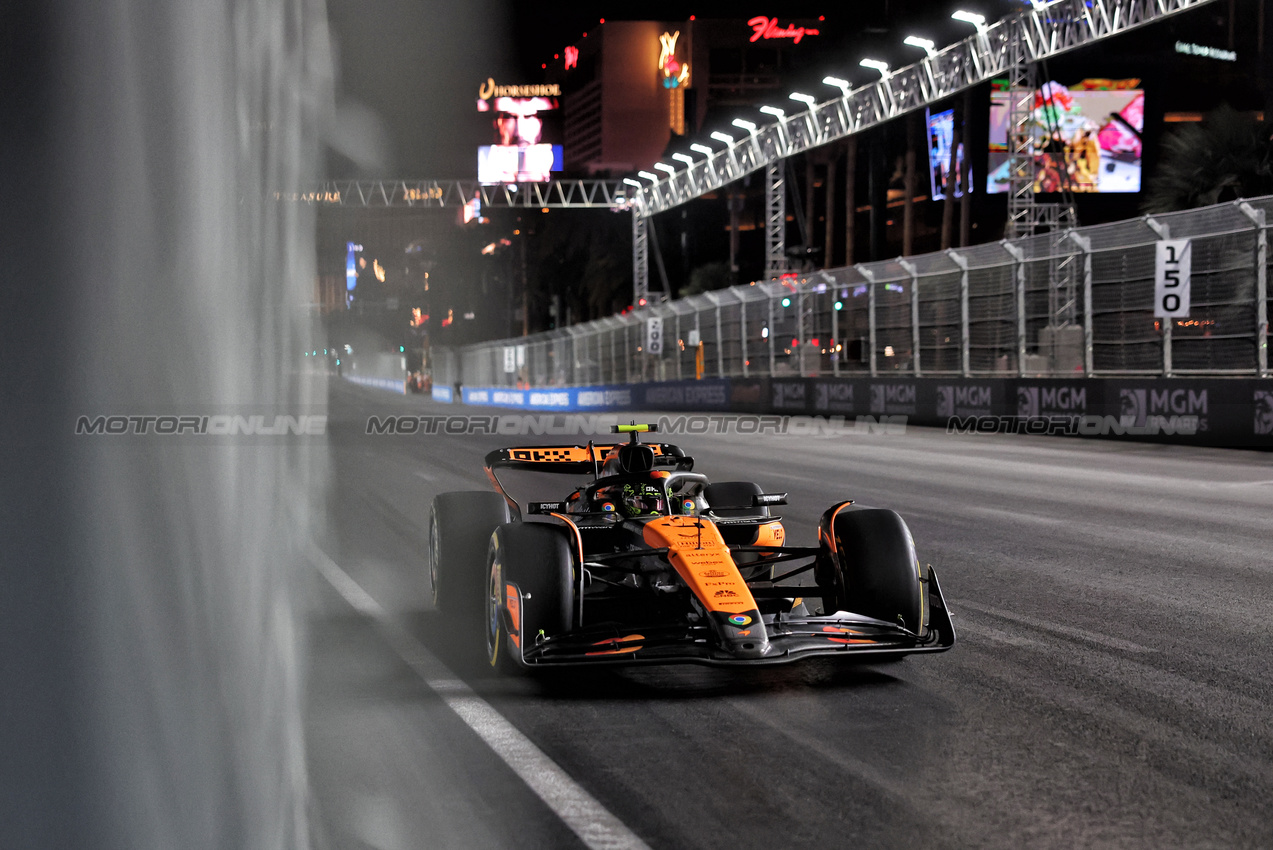 GP LAS VEGAS, Lando Norris (GBR) McLaren MCL38.

21.11.2024. Formula 1 World Championship, Rd 22, Las Vegas Grand Prix, Las Vegas, Nevada, USA, Practice Day

- www.xpbimages.com, EMail: requests@xpbimages.com © Copyright: Bearne / XPB Images