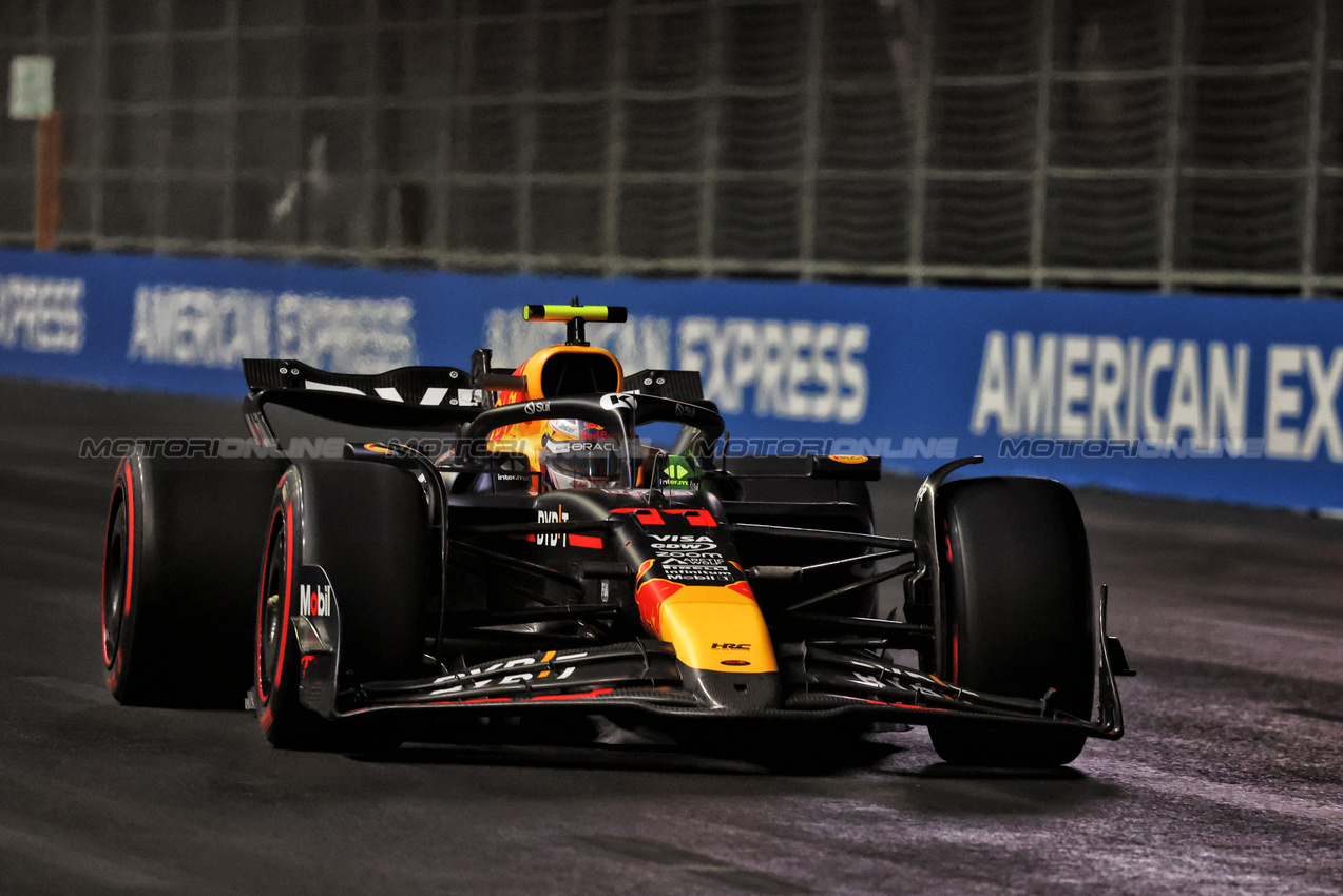GP LAS VEGAS, Sergio Perez (MEX) Red Bull Racing RB20.

21.11.2024. Formula 1 World Championship, Rd 22, Las Vegas Grand Prix, Las Vegas, Nevada, USA, Practice Day

- www.xpbimages.com, EMail: requests@xpbimages.com © Copyright: Bearne / XPB Images