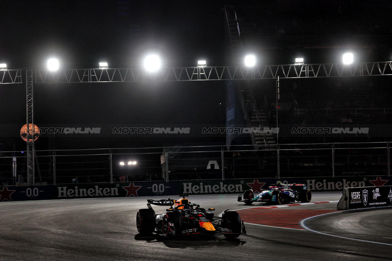 GP LAS VEGAS, Max Verstappen (NLD) Red Bull Racing RB20.

21.11.2024. Formula 1 World Championship, Rd 22, Las Vegas Grand Prix, Las Vegas, Nevada, USA, Practice Day

 - www.xpbimages.com, EMail: requests@xpbimages.com © Copyright: Coates / XPB Images