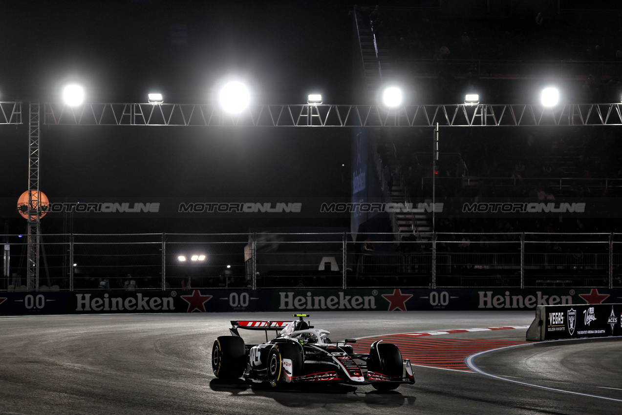 GP LAS VEGAS, Nico Hulkenberg (GER) Haas VF-24.

21.11.2024. Formula 1 World Championship, Rd 22, Las Vegas Grand Prix, Las Vegas, Nevada, USA, Practice Day

 - www.xpbimages.com, EMail: requests@xpbimages.com © Copyright: Coates / XPB Images