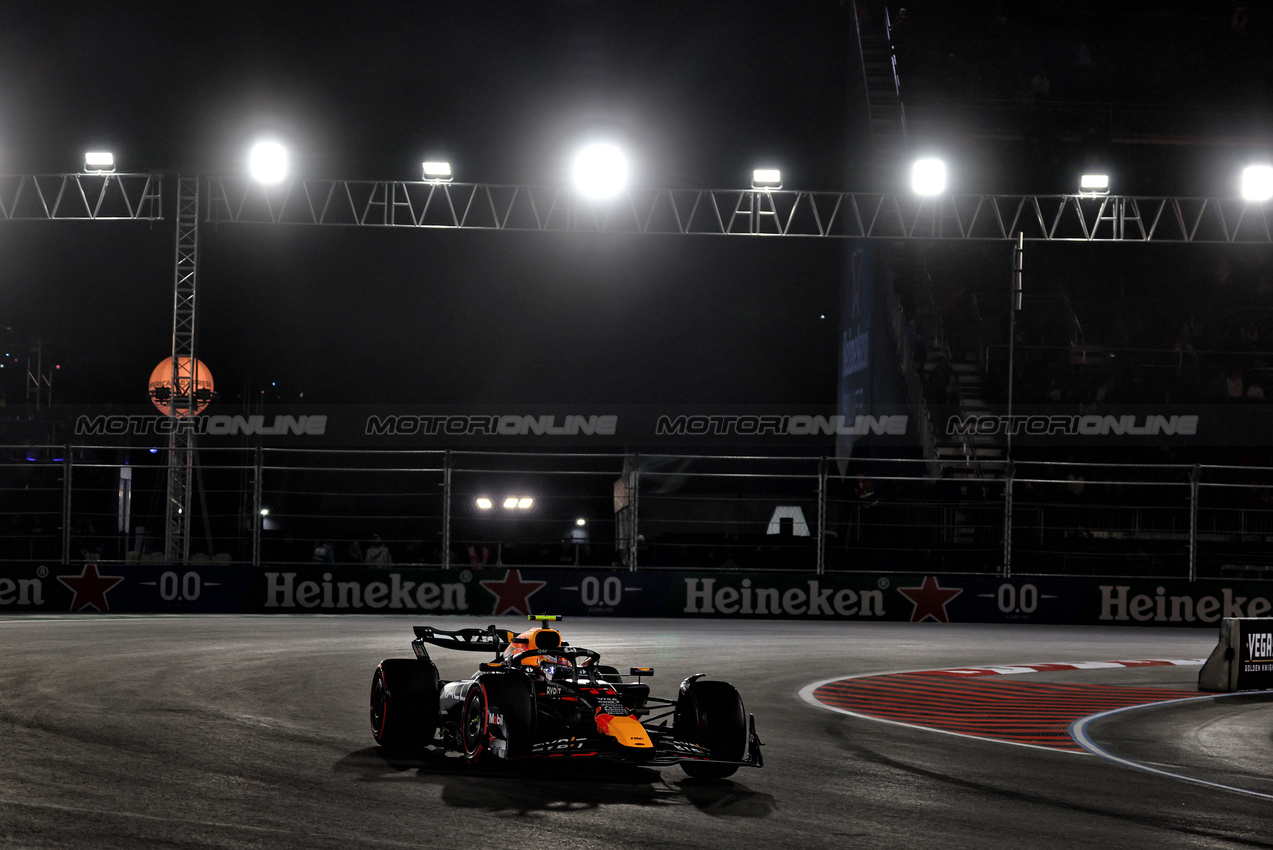 GP LAS VEGAS, Sergio Perez (MEX) Red Bull Racing RB20.

21.11.2024. Formula 1 World Championship, Rd 22, Las Vegas Grand Prix, Las Vegas, Nevada, USA, Practice Day

 - www.xpbimages.com, EMail: requests@xpbimages.com © Copyright: Coates / XPB Images
