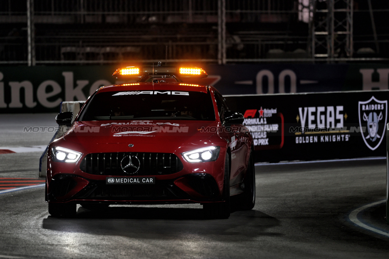 GP LAS VEGAS, Mercedes FIA Medical Car.

21.11.2024. Formula 1 World Championship, Rd 22, Las Vegas Grand Prix, Las Vegas, Nevada, USA, Practice Day

 - www.xpbimages.com, EMail: requests@xpbimages.com © Copyright: Coates / XPB Images