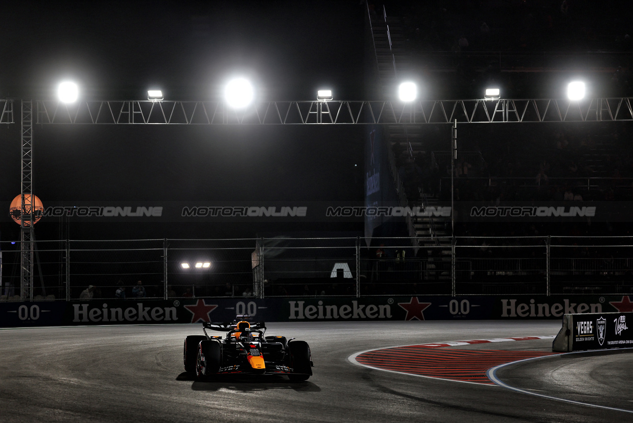 GP LAS VEGAS, Max Verstappen (NLD) Red Bull Racing RB20.

21.11.2024. Formula 1 World Championship, Rd 22, Las Vegas Grand Prix, Las Vegas, Nevada, USA, Practice Day

 - www.xpbimages.com, EMail: requests@xpbimages.com © Copyright: Coates / XPB Images