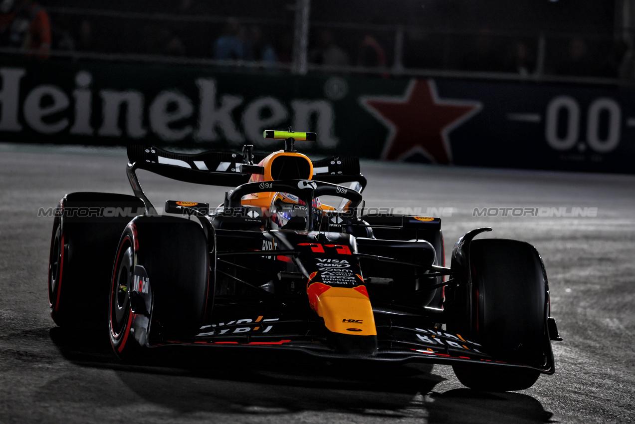 GP LAS VEGAS, Sergio Perez (MEX) Red Bull Racing RB20.

21.11.2024. Formula 1 World Championship, Rd 22, Las Vegas Grand Prix, Las Vegas, Nevada, USA, Practice Day

 - www.xpbimages.com, EMail: requests@xpbimages.com © Copyright: Coates / XPB Images