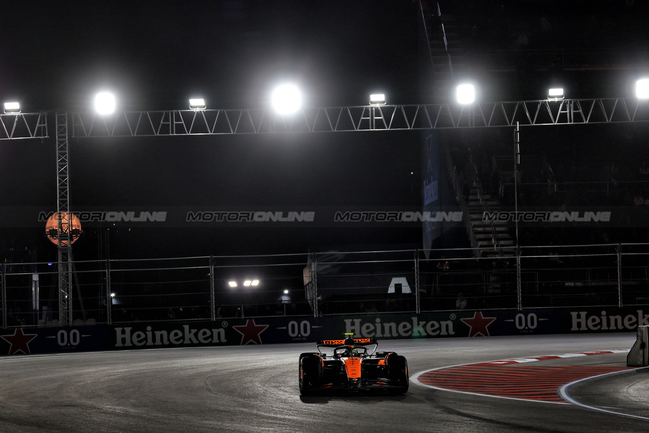 GP LAS VEGAS, Lando Norris (GBR) McLaren MCL38.

21.11.2024. Formula 1 World Championship, Rd 22, Las Vegas Grand Prix, Las Vegas, Nevada, USA, Practice Day

 - www.xpbimages.com, EMail: requests@xpbimages.com © Copyright: Coates / XPB Images