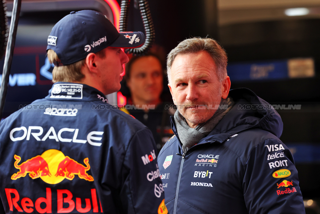 GP LAS VEGAS, (L to R): Max Verstappen (NLD) Red Bull Racing with Christian Horner (GBR) Red Bull Racing Team Principal.

21.11.2024. Formula 1 World Championship, Rd 22, Las Vegas Grand Prix, Las Vegas, Nevada, USA, Practice Day

- www.xpbimages.com, EMail: requests@xpbimages.com © Copyright: Batchelor / XPB Images