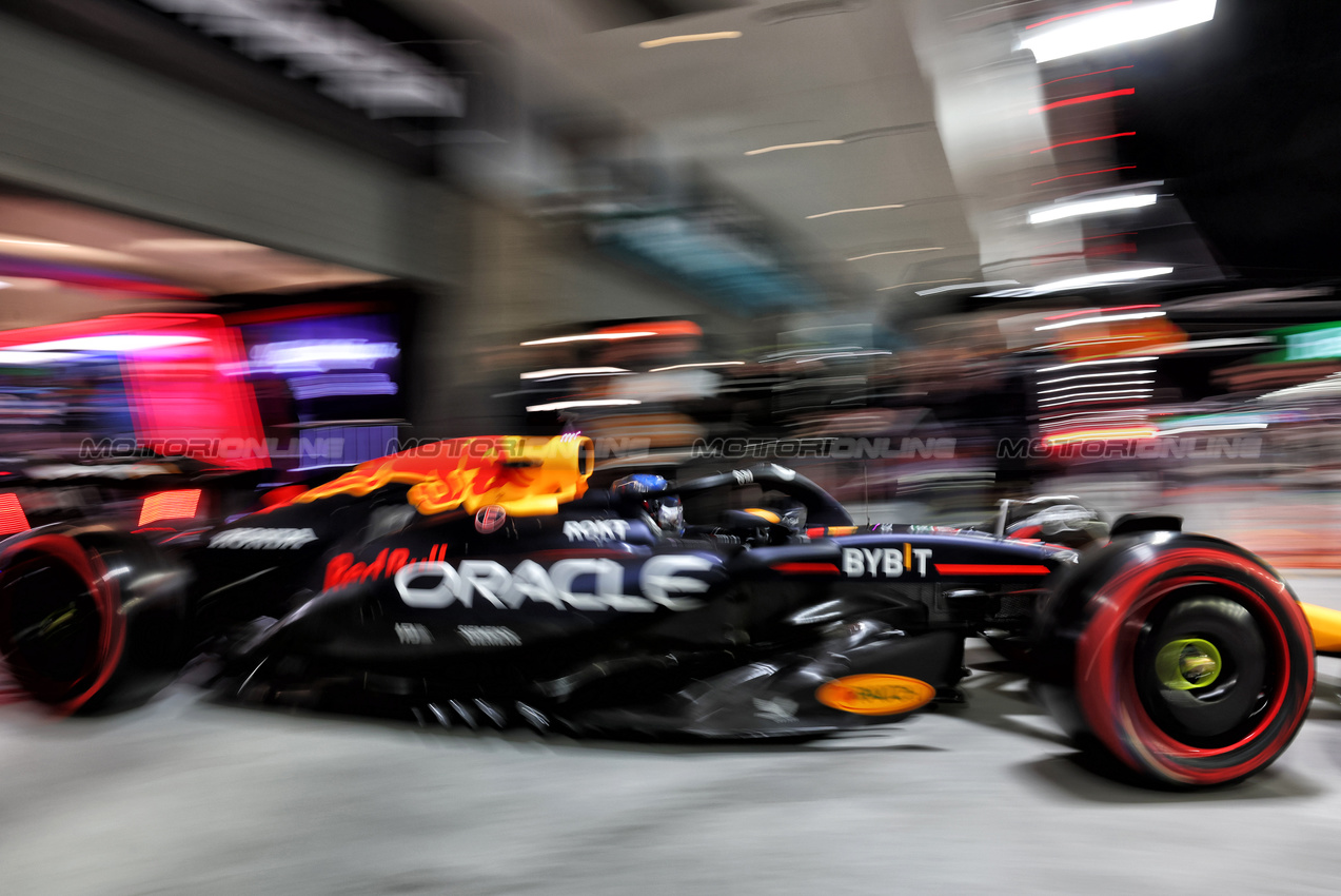 GP LAS VEGAS, Max Verstappen (NLD) Red Bull Racing RB20 leaves the pits.

21.11.2024. Formula 1 World Championship, Rd 22, Las Vegas Grand Prix, Las Vegas, Nevada, USA, Practice Day

- www.xpbimages.com, EMail: requests@xpbimages.com © Copyright: Batchelor / XPB Images