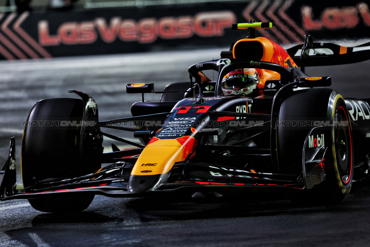 GP LAS VEGAS, Sergio Perez (MEX) Red Bull Racing RB20.

21.11.2024. Formula 1 World Championship, Rd 22, Las Vegas Grand Prix, Las Vegas, Nevada, USA, Practice Day

- www.xpbimages.com, EMail: requests@xpbimages.com © Copyright: Charniaux / XPB Images