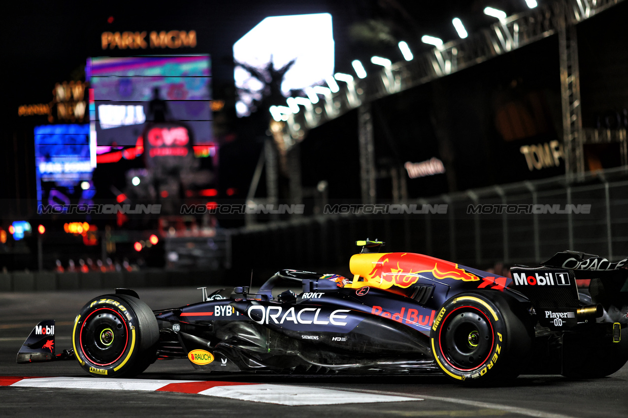 GP LAS VEGAS, Sergio Perez (MEX) Red Bull Racing RB20.

21.11.2024. Formula 1 World Championship, Rd 22, Las Vegas Grand Prix, Las Vegas, Nevada, USA, Practice Day

- www.xpbimages.com, EMail: requests@xpbimages.com © Copyright: Charniaux / XPB Images