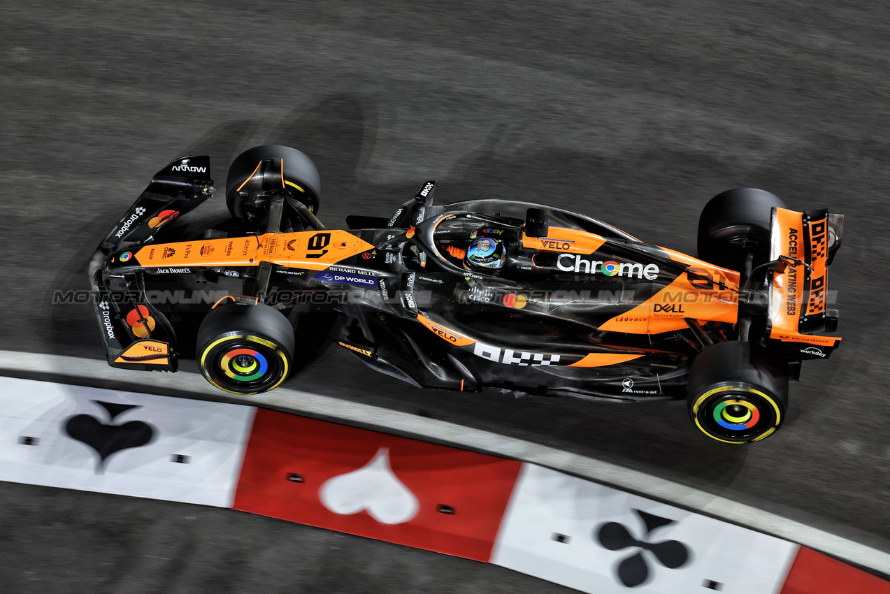 GP LAS VEGAS, Oscar Piastri (AUS) McLaren MCL38.

21.11.2024. Formula 1 World Championship, Rd 22, Las Vegas Grand Prix, Las Vegas, Nevada, USA, Practice Day

- www.xpbimages.com, EMail: requests@xpbimages.com © Copyright: Bearne / XPB Images
