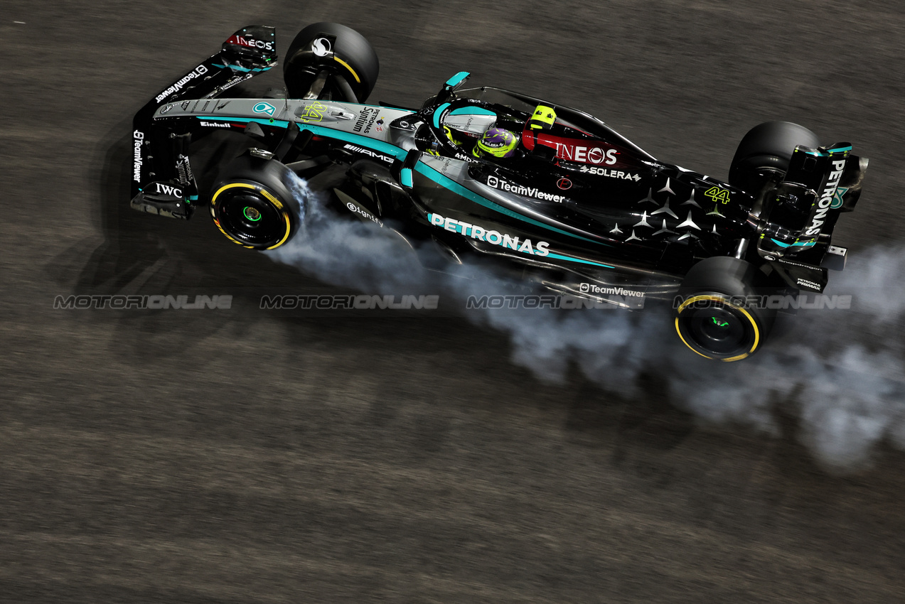GP LAS VEGAS, Lewis Hamilton (GBR) Mercedes AMG F1 W15 locks up under braking.

21.11.2024. Formula 1 World Championship, Rd 22, Las Vegas Grand Prix, Las Vegas, Nevada, USA, Practice Day

- www.xpbimages.com, EMail: requests@xpbimages.com © Copyright: Bearne / XPB Images