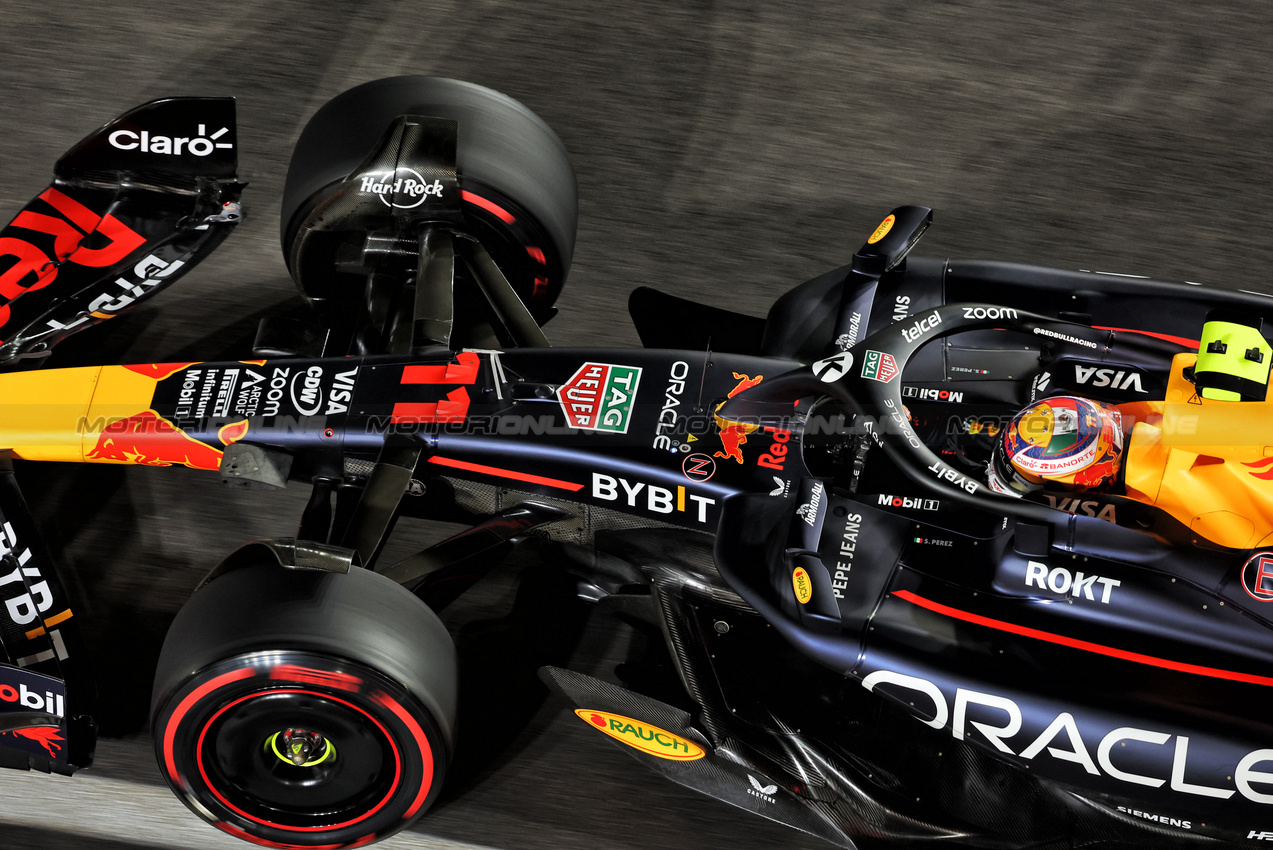 GP LAS VEGAS, Sergio Perez (MEX) Red Bull Racing RB20.

21.11.2024. Formula 1 World Championship, Rd 22, Las Vegas Grand Prix, Las Vegas, Nevada, USA, Practice Day

- www.xpbimages.com, EMail: requests@xpbimages.com © Copyright: Bearne / XPB Images