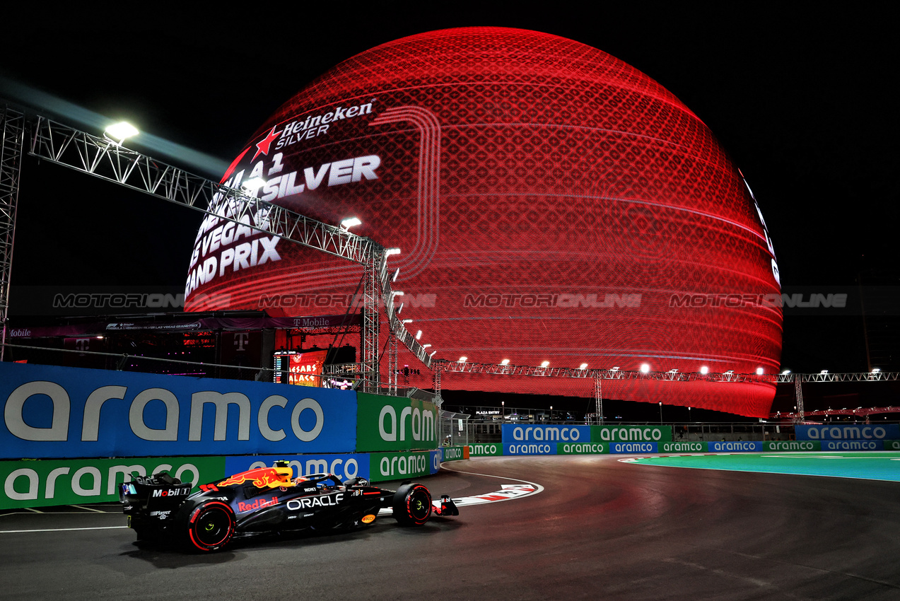 GP LAS VEGAS, Sergio Perez (MEX) Red Bull Racing RB20.

21.11.2024. Formula 1 World Championship, Rd 22, Las Vegas Grand Prix, Las Vegas, Nevada, USA, Practice Day

- www.xpbimages.com, EMail: requests@xpbimages.com © Copyright: Charniaux / XPB Images