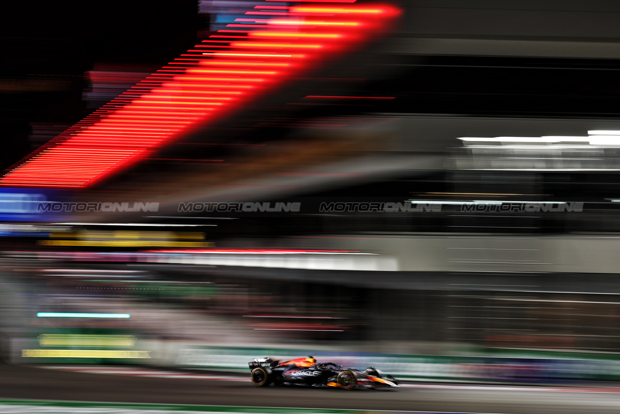GP LAS VEGAS, Max Verstappen (NLD) Red Bull Racing RB20.

21.11.2024. Formula 1 World Championship, Rd 22, Las Vegas Grand Prix, Las Vegas, Nevada, USA, Practice Day

- www.xpbimages.com, EMail: requests@xpbimages.com © Copyright: Moy / XPB Images