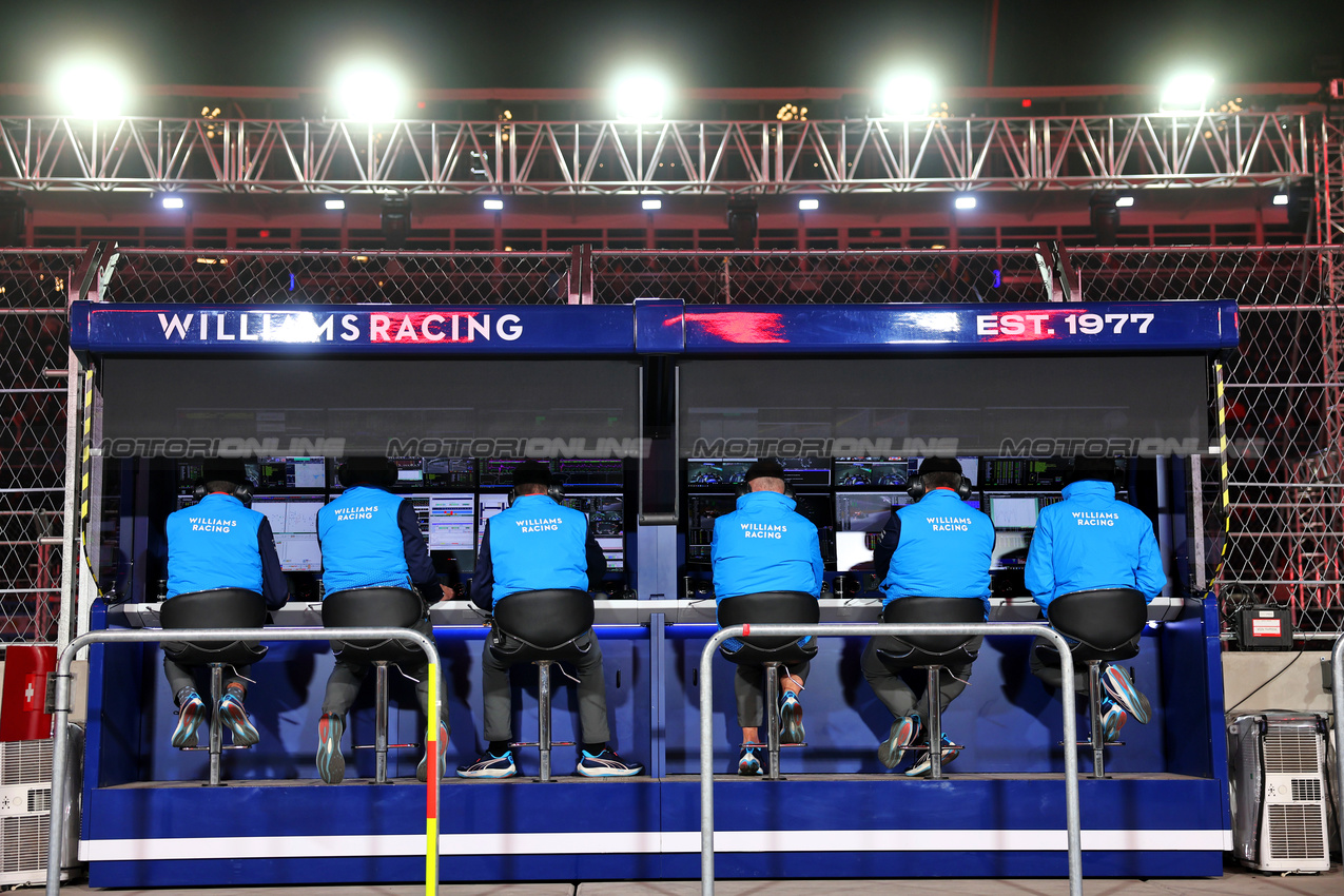 GP LAS VEGAS, Williams Racing pit gantry.

21.11.2024. Formula 1 World Championship, Rd 22, Las Vegas Grand Prix, Las Vegas, Nevada, USA, Practice Day

- www.xpbimages.com, EMail: requests@xpbimages.com © Copyright: Batchelor / XPB Images