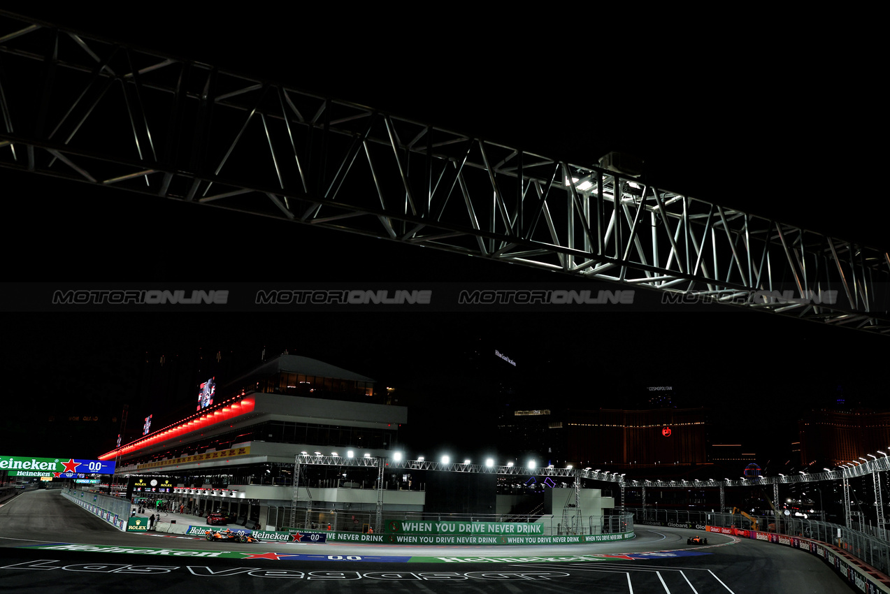 GP LAS VEGAS, Oscar Piastri (AUS) McLaren MCL38.

21.11.2024. Formula 1 World Championship, Rd 22, Las Vegas Grand Prix, Las Vegas, Nevada, USA, Practice Day

 - www.xpbimages.com, EMail: requests@xpbimages.com © Copyright: Coates / XPB Images