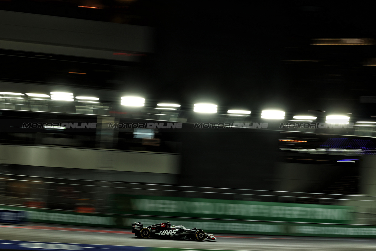 GP LAS VEGAS, Nico Hulkenberg (GER) Haas VF-24.

21.11.2024. Formula 1 World Championship, Rd 22, Las Vegas Grand Prix, Las Vegas, Nevada, USA, Practice Day

 - www.xpbimages.com, EMail: requests@xpbimages.com © Copyright: Coates / XPB Images