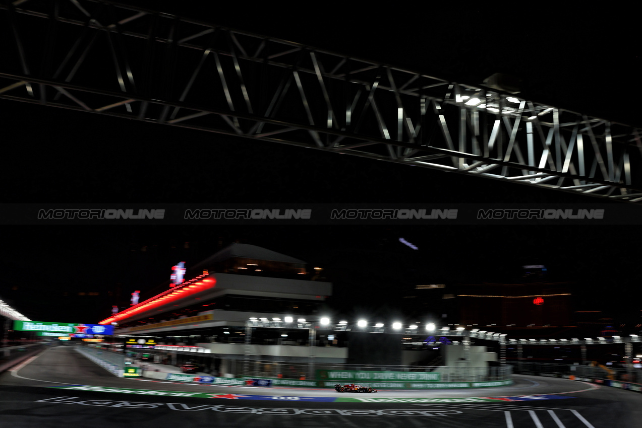 GP LAS VEGAS, Carlos Sainz Jr (ESP) Ferrari SF-24.

21.11.2024. Formula 1 World Championship, Rd 22, Las Vegas Grand Prix, Las Vegas, Nevada, USA, Practice Day

 - www.xpbimages.com, EMail: requests@xpbimages.com © Copyright: Coates / XPB Images