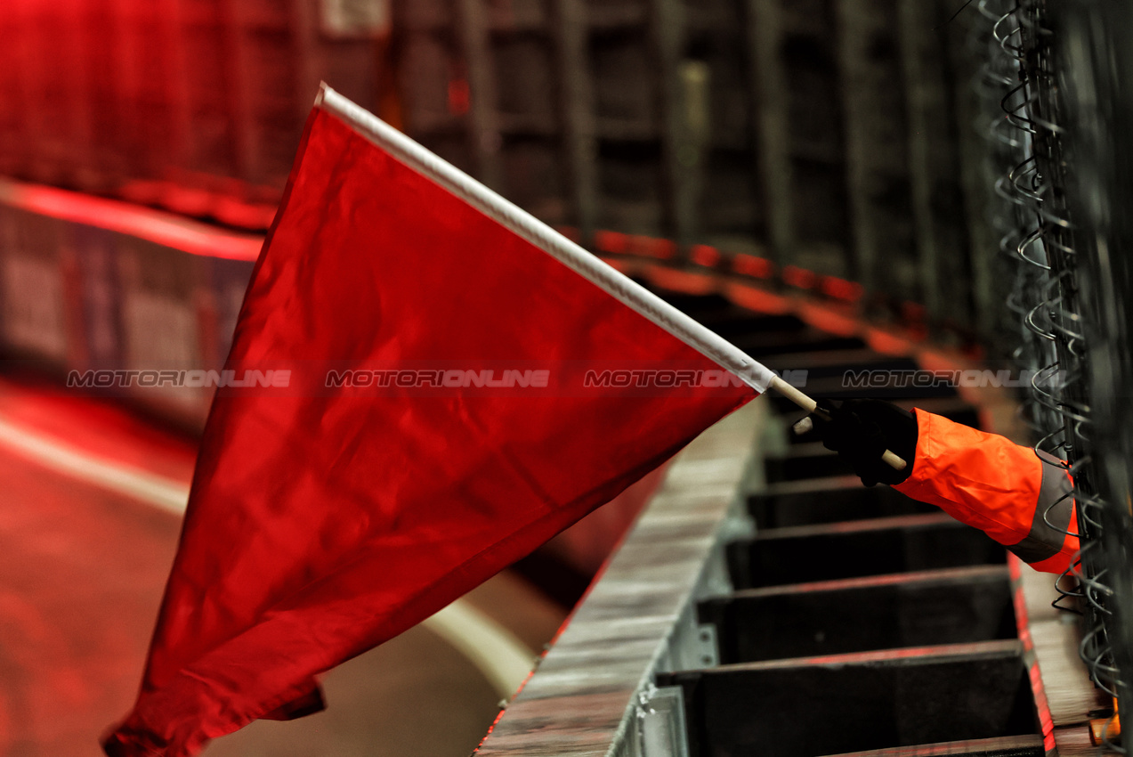 GP LAS VEGAS, Circuit Atmosfera - marshal waves a red flag.

21.11.2024. Formula 1 World Championship, Rd 22, Las Vegas Grand Prix, Las Vegas, Nevada, USA, Practice Day

 - www.xpbimages.com, EMail: requests@xpbimages.com © Copyright: Coates / XPB Images