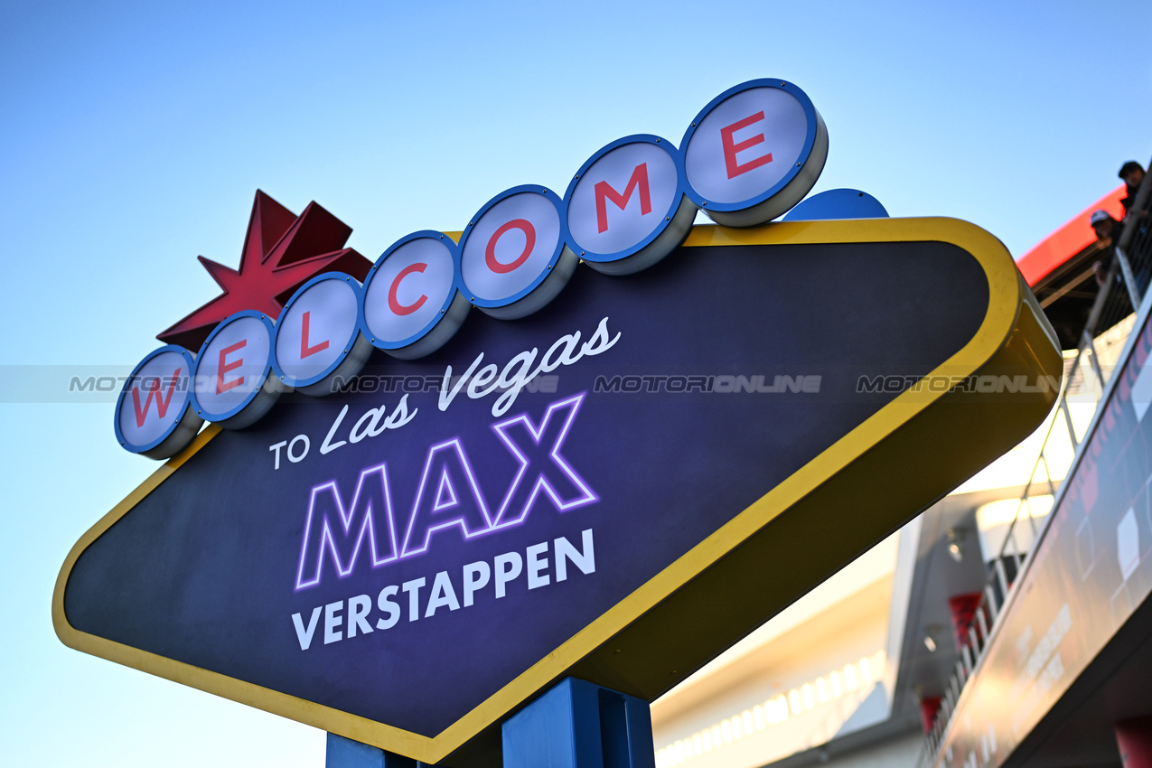 GP LAS VEGAS, Circuit Atmosfera Max Verstappen (NLD) Red Bull Racing welcomed to Las Vegas.

21.11.2024. Formula 1 World Championship, Rd 22, Las Vegas Grand Prix, Las Vegas, Nevada, USA, Practice Day

- www.xpbimages.com, EMail: requests@xpbimages.com © Copyright: Price / XPB Images