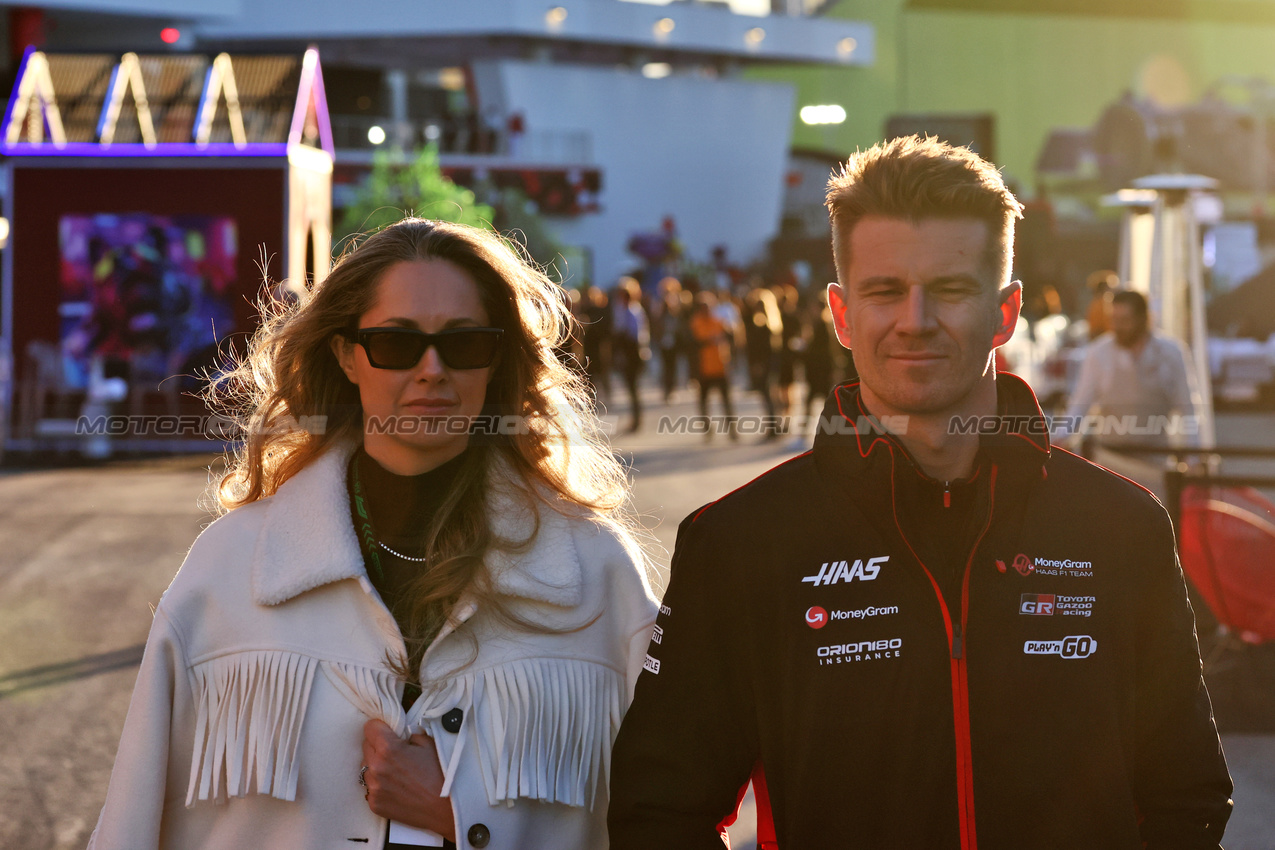 GP LAS VEGAS, Nico Hulkenberg (GER) Haas F1 Team with sua moglie Egle Ruskyte (LIT).

21.11.2024. Formula 1 World Championship, Rd 22, Las Vegas Grand Prix, Las Vegas, Nevada, USA, Practice Day

 - www.xpbimages.com, EMail: requests@xpbimages.com © Copyright: Coates / XPB Images
