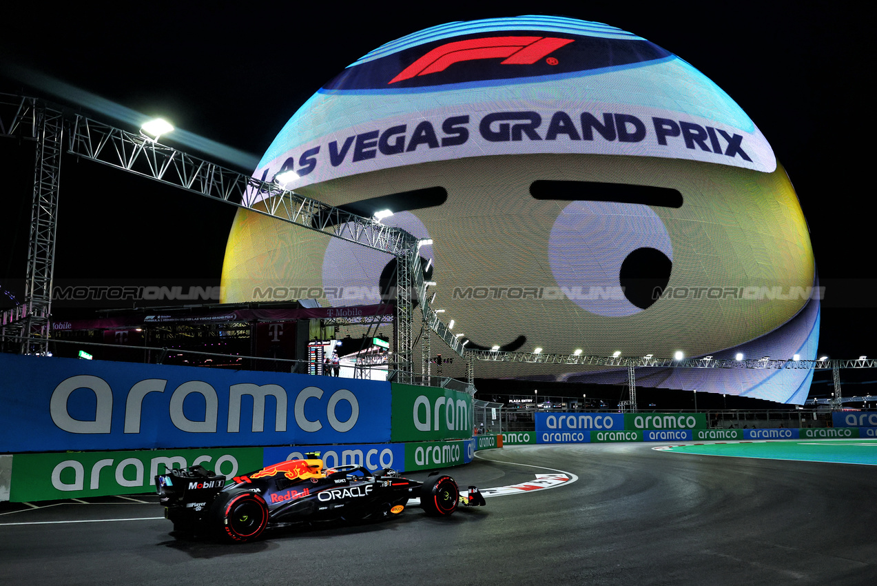 GP LAS VEGAS, Sergio Perez (MEX) Red Bull Racing RB20.

21.11.2024. Formula 1 World Championship, Rd 22, Las Vegas Grand Prix, Las Vegas, Nevada, USA, Practice Day

- www.xpbimages.com, EMail: requests@xpbimages.com © Copyright: Charniaux / XPB Images