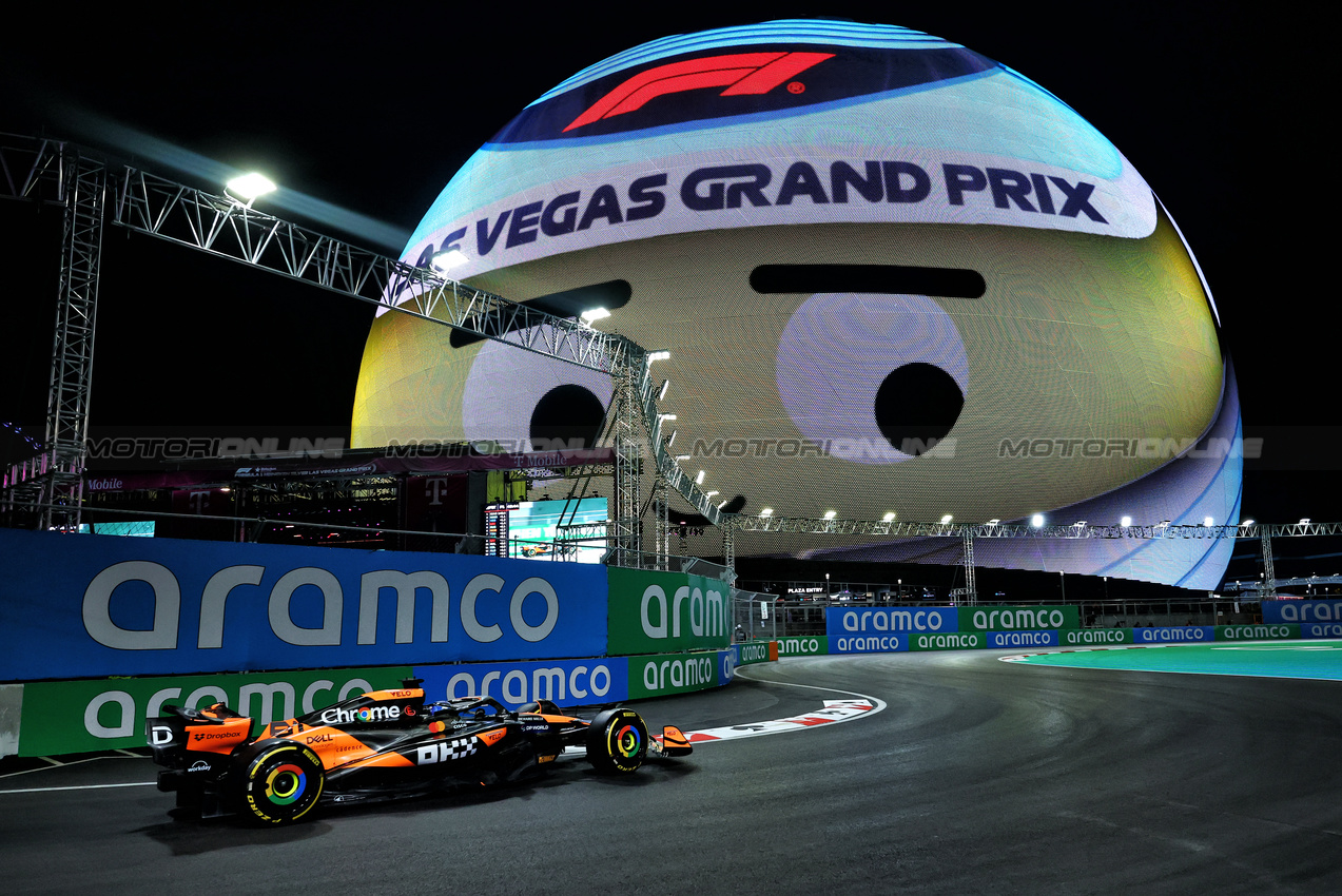 GP LAS VEGAS, Oscar Piastri (AUS) McLaren MCL38.

21.11.2024. Formula 1 World Championship, Rd 22, Las Vegas Grand Prix, Las Vegas, Nevada, USA, Practice Day

- www.xpbimages.com, EMail: requests@xpbimages.com © Copyright: Charniaux / XPB Images