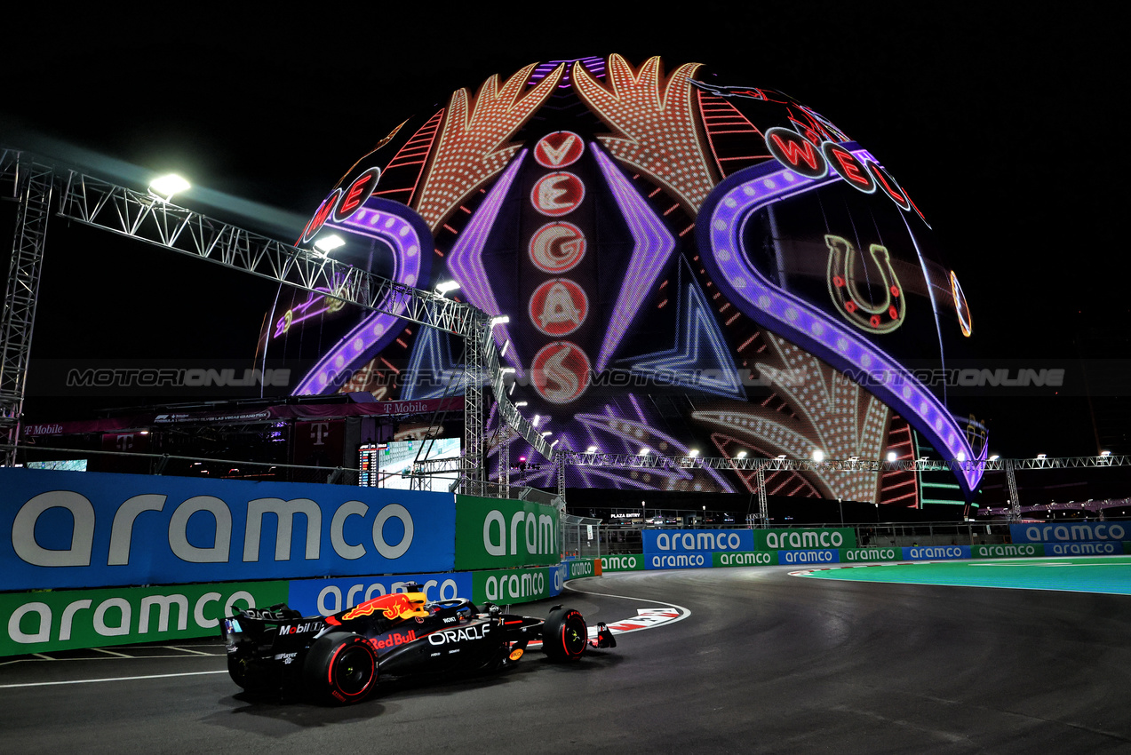 GP LAS VEGAS, Max Verstappen (NLD) Red Bull Racing RB20.

21.11.2024. Formula 1 World Championship, Rd 22, Las Vegas Grand Prix, Las Vegas, Nevada, USA, Practice Day

- www.xpbimages.com, EMail: requests@xpbimages.com © Copyright: Charniaux / XPB Images