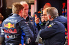 GP LAS VEGAS, Gianpiero Lambiase (ITA) Red Bull Racing Engineer with Christian Horner (GBR) Red Bull Racing Team Principal; Max Verstappen (NLD) Red Bull Racing; e Dr Helmut Marko (AUT) Red Bull Motorsport Consultant.

21.11.2024. Formula 1 World Championship, Rd 22, Las Vegas Grand Prix, Las Vegas, Nevada, USA, Practice Day

- www.xpbimages.com, EMail: requests@xpbimages.com © Copyright: Batchelor / XPB Images