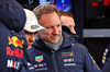 GP LAS VEGAS, (L to R): Sergio Perez (MEX) Red Bull Racing with Christian Horner (GBR) Red Bull Racing Team Principal.

21.11.2024. Formula 1 World Championship, Rd 22, Las Vegas Grand Prix, Las Vegas, Nevada, USA, Practice Day

- www.xpbimages.com, EMail: requests@xpbimages.com © Copyright: Batchelor / XPB Images