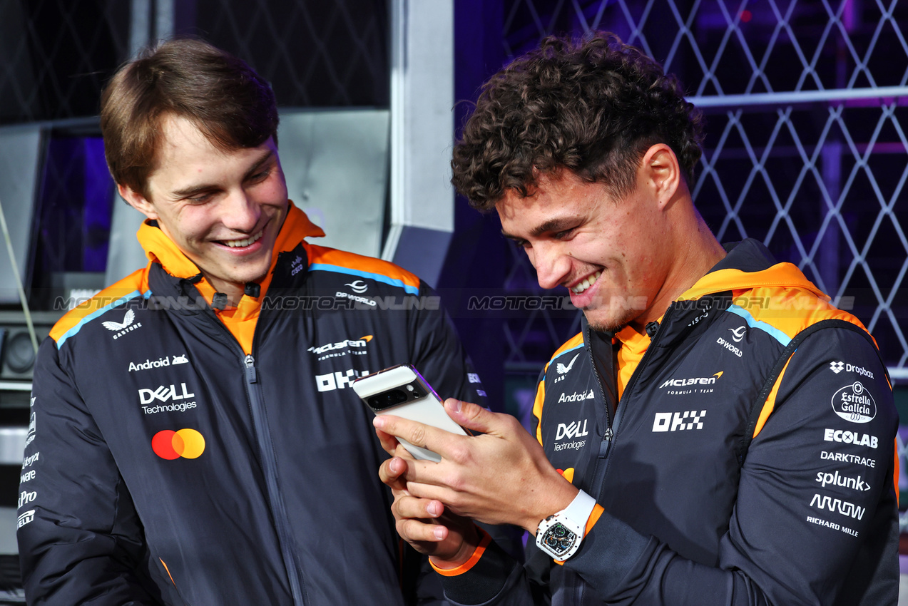 GP LAS VEGAS, (L to R): Oscar Piastri (AUS) McLaren with team mate Lando Norris (GBR) McLaren.

20.11.2024. Formula 1 World Championship, Rd 22, Las Vegas Grand Prix, Las Vegas, Nevada, USA, Preparation Day.

 - www.xpbimages.com, EMail: requests@xpbimages.com © Copyright: Coates / XPB Images