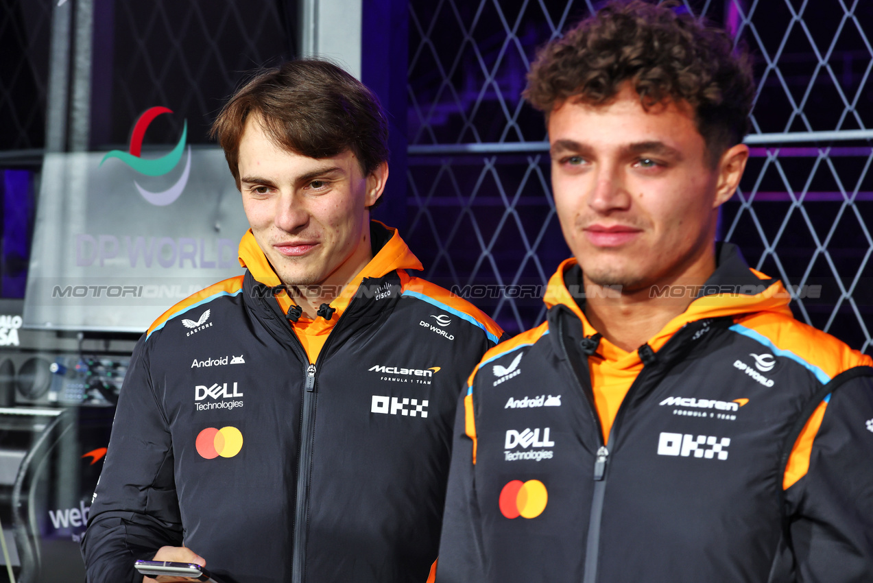 GP LAS VEGAS, (L to R): Oscar Piastri (AUS) McLaren with team mate Lando Norris (GBR) McLaren.

20.11.2024. Formula 1 World Championship, Rd 22, Las Vegas Grand Prix, Las Vegas, Nevada, USA, Preparation Day.

 - www.xpbimages.com, EMail: requests@xpbimages.com © Copyright: Coates / XPB Images