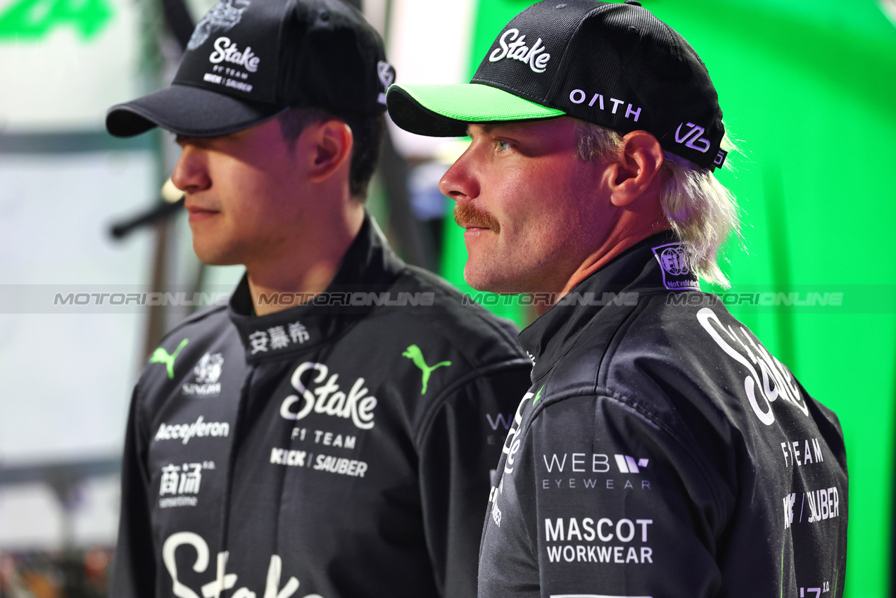 GP LAS VEGAS, Valtteri Bottas (FIN) Sauber e team mate Zhou Guanyu (CHN) Sauber.

20.11.2024. Formula 1 World Championship, Rd 22, Las Vegas Grand Prix, Las Vegas, Nevada, USA, Preparation Day.

 - www.xpbimages.com, EMail: requests@xpbimages.com © Copyright: Coates / XPB Images