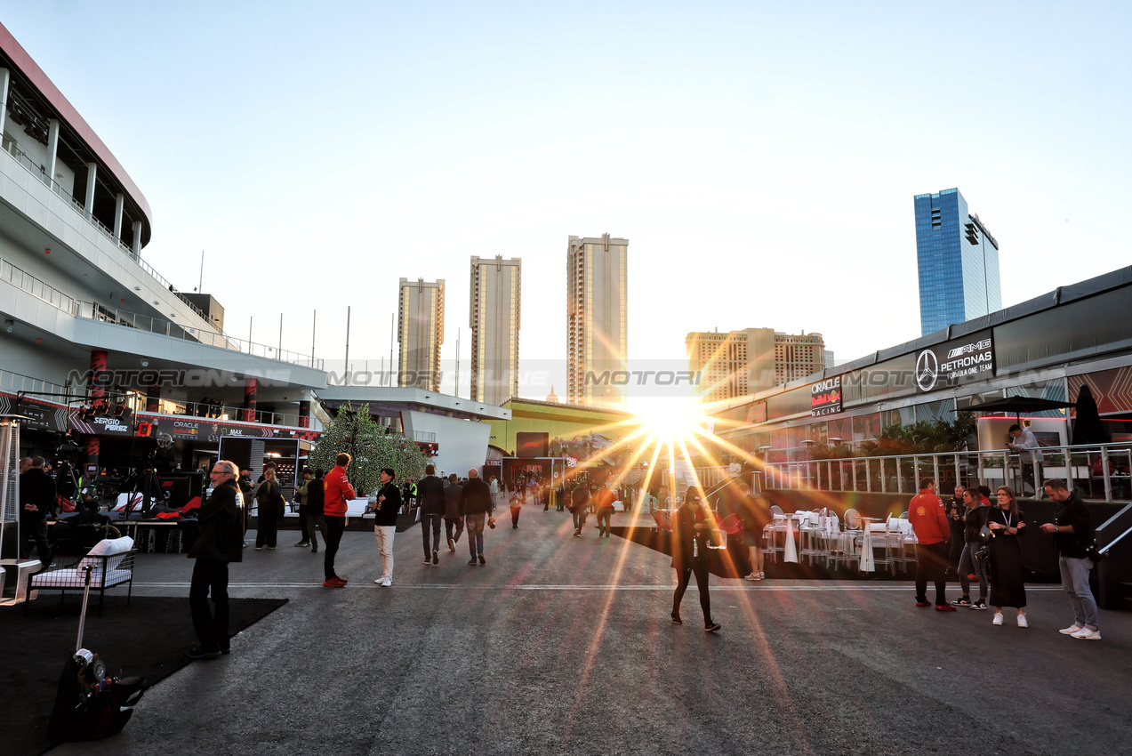 GP LAS VEGAS, Paddock Atmosfera.

20.11.2024. Formula 1 World Championship, Rd 22, Las Vegas Grand Prix, Las Vegas, Nevada, USA, Preparation Day.

- www.xpbimages.com, EMail: requests@xpbimages.com © Copyright: Moy / XPB Images