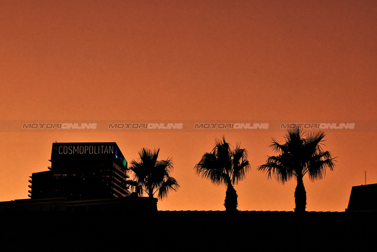 GP LAS VEGAS, Circuit Atmosfera - sunset.

20.11.2024. Formula 1 World Championship, Rd 22, Las Vegas Grand Prix, Las Vegas, Nevada, USA, Preparation Day.

- www.xpbimages.com, EMail: requests@xpbimages.com © Copyright: Moy / XPB Images