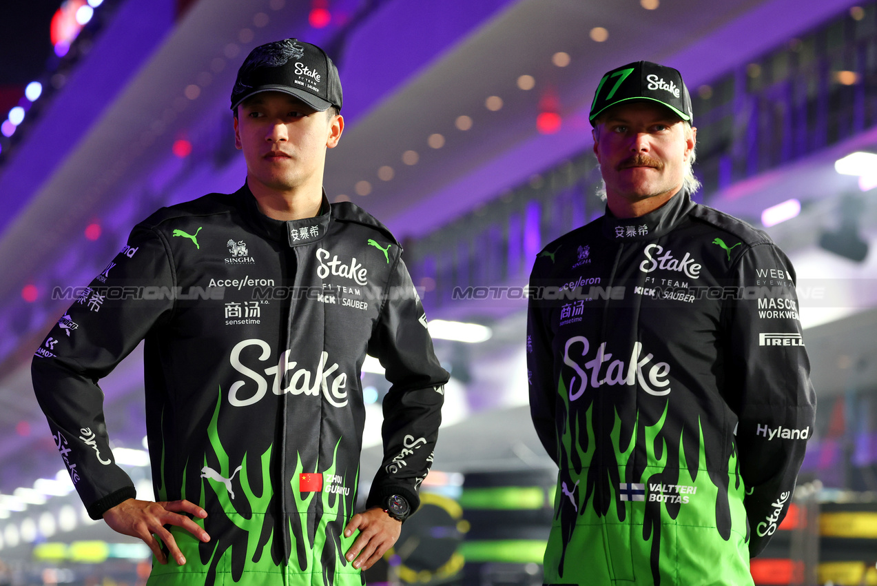 GP LAS VEGAS, (L to R): Zhou Guanyu (CHN) Sauber with team mate Valtteri Bottas (FIN) Sauber.

20.11.2024. Formula 1 World Championship, Rd 22, Las Vegas Grand Prix, Las Vegas, Nevada, USA, Preparation Day.

 - www.xpbimages.com, EMail: requests@xpbimages.com © Copyright: Coates / XPB Images