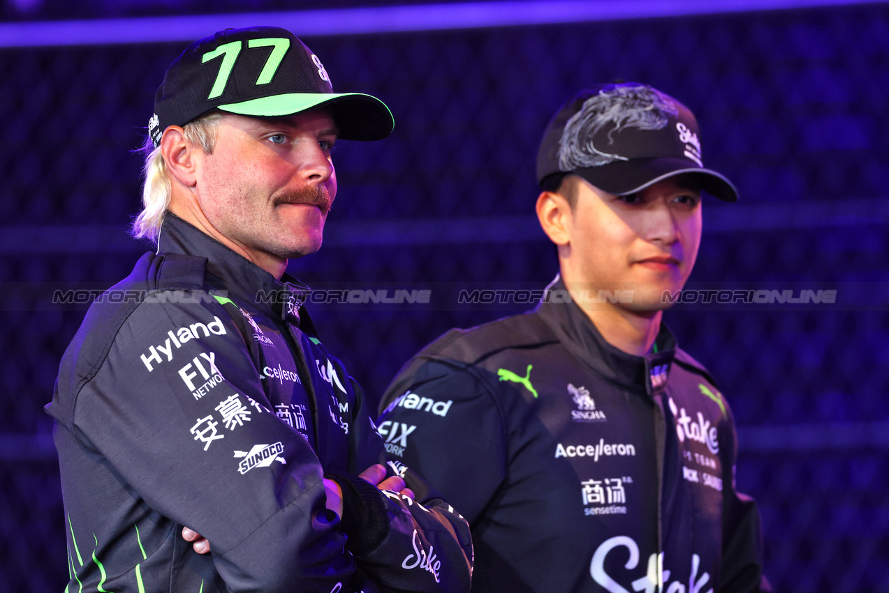 GP LAS VEGAS, (L to R): Valtteri Bottas (FIN) Sauber with team mate Zhou Guanyu (CHN) Sauber.

20.11.2024. Formula 1 World Championship, Rd 22, Las Vegas Grand Prix, Las Vegas, Nevada, USA, Preparation Day.

 - www.xpbimages.com, EMail: requests@xpbimages.com © Copyright: Coates / XPB Images