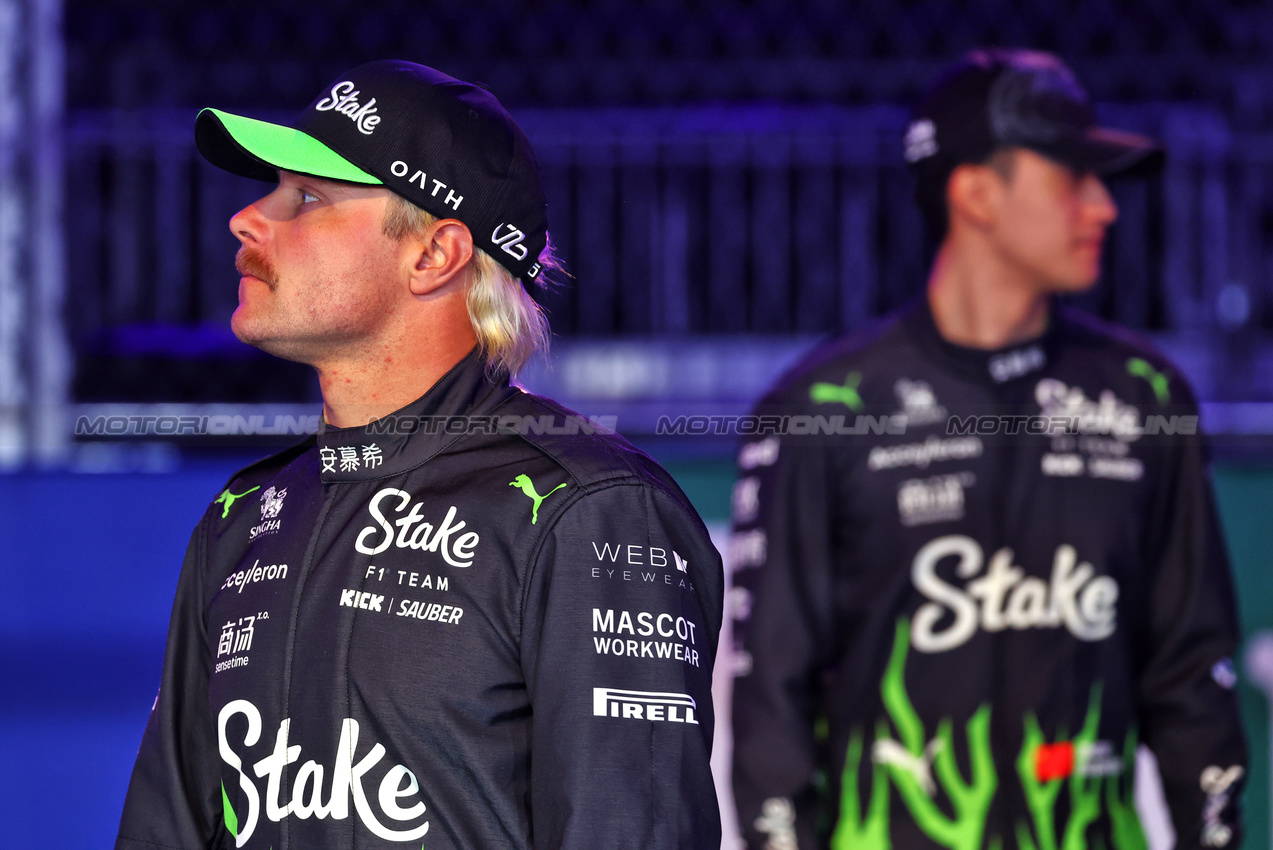 GP LAS VEGAS, (L to R): Valtteri Bottas (FIN) Sauber with team mate Zhou Guanyu (CHN) Sauber.

20.11.2024. Formula 1 World Championship, Rd 22, Las Vegas Grand Prix, Las Vegas, Nevada, USA, Preparation Day.

 - www.xpbimages.com, EMail: requests@xpbimages.com © Copyright: Coates / XPB Images