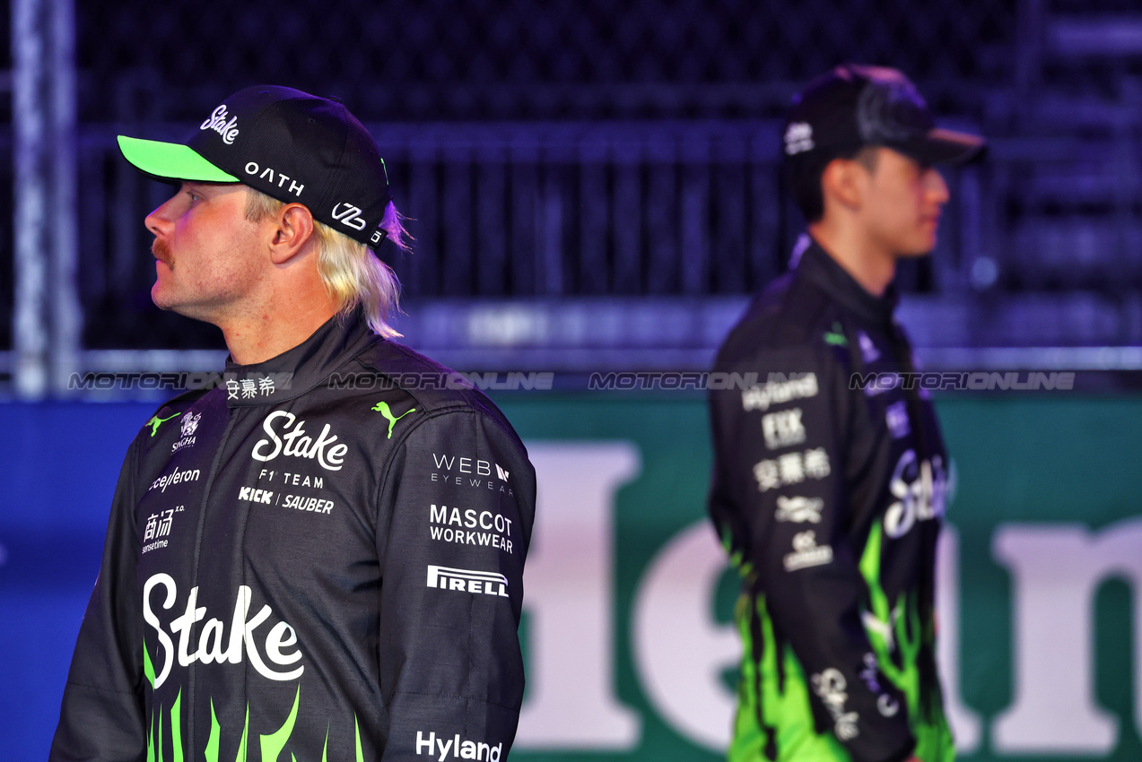 GP LAS VEGAS, (L to R): Valtteri Bottas (FIN) Sauber with team mate Zhou Guanyu (CHN) Sauber.

20.11.2024. Formula 1 World Championship, Rd 22, Las Vegas Grand Prix, Las Vegas, Nevada, USA, Preparation Day.

 - www.xpbimages.com, EMail: requests@xpbimages.com © Copyright: Coates / XPB Images