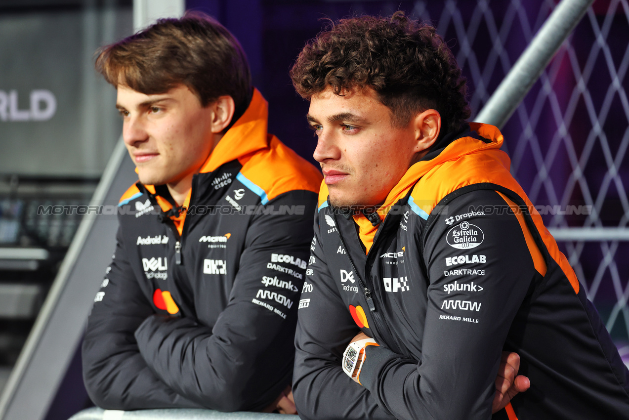 GP LAS VEGAS, Lando Norris (GBR) McLaren with team mate Oscar Piastri (AUS) McLaren.

20.11.2024. Formula 1 World Championship, Rd 22, Las Vegas Grand Prix, Las Vegas, Nevada, USA, Preparation Day.

- www.xpbimages.com, EMail: requests@xpbimages.com © Copyright: Batchelor / XPB Images