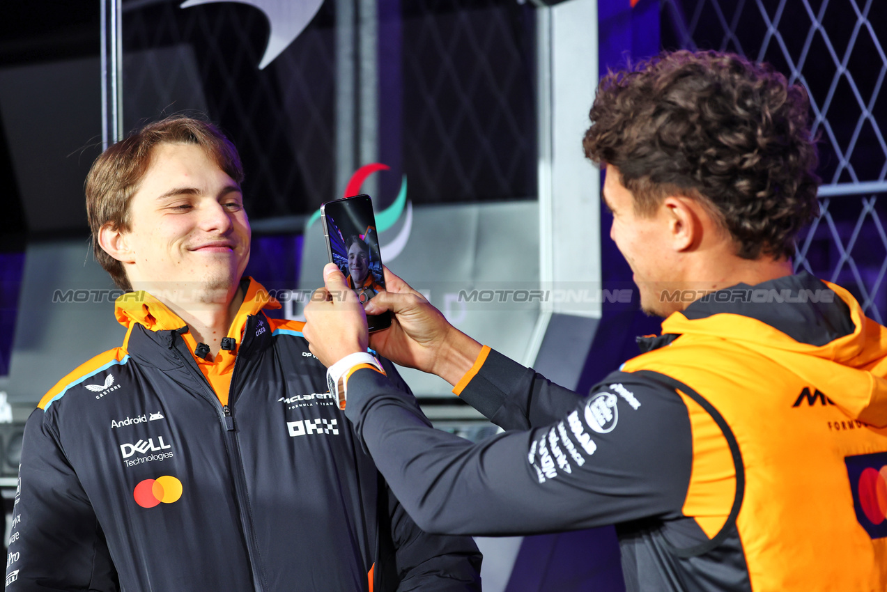 GP LAS VEGAS, Lando Norris (GBR) McLaren (Right) with team mate Oscar Piastri (AUS) McLaren.

20.11.2024. Formula 1 World Championship, Rd 22, Las Vegas Grand Prix, Las Vegas, Nevada, USA, Preparation Day.

- www.xpbimages.com, EMail: requests@xpbimages.com © Copyright: Batchelor / XPB Images