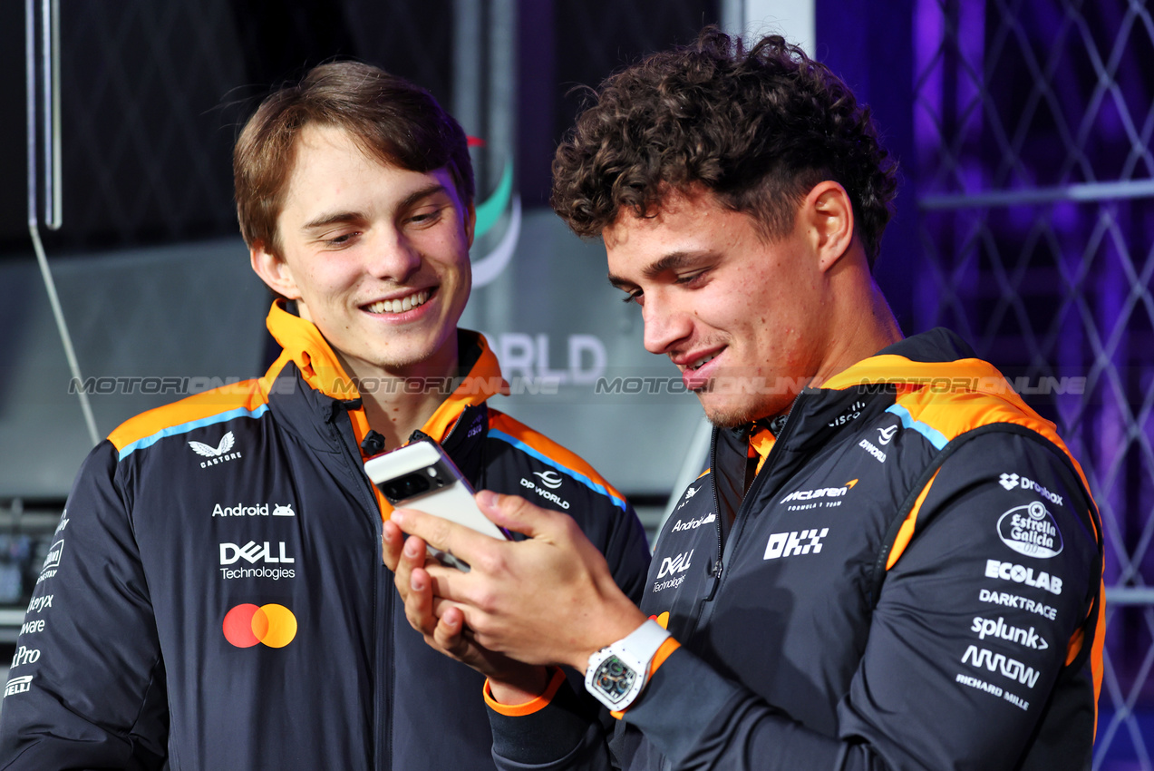 GP LAS VEGAS, (L to R): Oscar Piastri (AUS) McLaren with team mate Lando Norris (GBR) McLaren.

20.11.2024. Formula 1 World Championship, Rd 22, Las Vegas Grand Prix, Las Vegas, Nevada, USA, Preparation Day.

- www.xpbimages.com, EMail: requests@xpbimages.com © Copyright: Batchelor / XPB Images