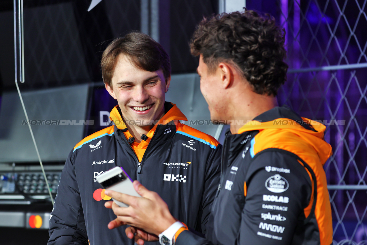 GP LAS VEGAS, (L to R): Oscar Piastri (AUS) McLaren with team mate Lando Norris (GBR) McLaren.

20.11.2024. Formula 1 World Championship, Rd 22, Las Vegas Grand Prix, Las Vegas, Nevada, USA, Preparation Day.

- www.xpbimages.com, EMail: requests@xpbimages.com © Copyright: Batchelor / XPB Images