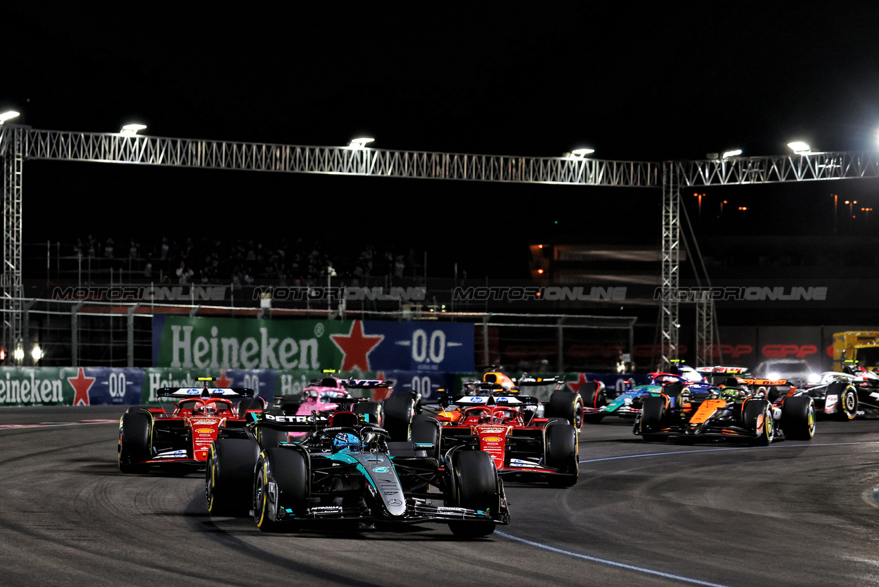 GP LAS VEGAS, George Russell (GBR) Mercedes AMG F1 W15 davanti a at the partenza of the race.

23.11.2024. Formula 1 World Championship, Rd 22, Las Vegas Grand Prix, Las Vegas, Nevada, USA, Gara Day.

- www.xpbimages.com, EMail: requests@xpbimages.com © Copyright: Charniaux / XPB Images