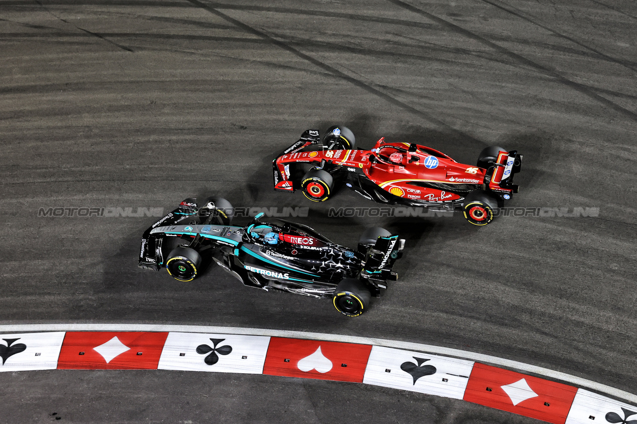 GP LAS VEGAS, George Russell (GBR) Mercedes AMG F1 W15 e Charles Leclerc (MON) Ferrari SF-24 battle for the lead of the race.

23.11.2024. Formula 1 World Championship, Rd 22, Las Vegas Grand Prix, Las Vegas, Nevada, USA, Gara Day.

- www.xpbimages.com, EMail: requests@xpbimages.com © Copyright: Bearne / XPB Images