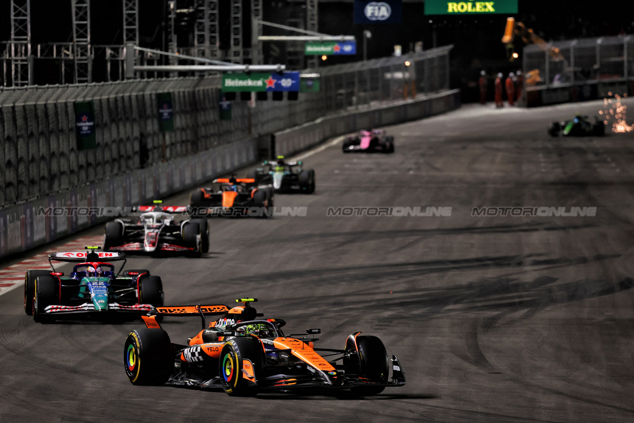GP LAS VEGAS, Lando Norris (GBR) McLaren MCL38.

23.11.2024. Formula 1 World Championship, Rd 22, Las Vegas Grand Prix, Las Vegas, Nevada, USA, Gara Day.

- www.xpbimages.com, EMail: requests@xpbimages.com © Copyright: Batchelor / XPB Images