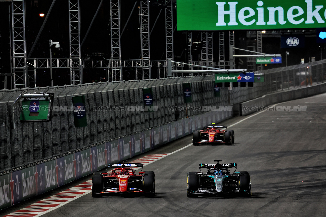 GP LAS VEGAS, Charles Leclerc (MON) Ferrari SF-24 e George Russell (GBR) Mercedes AMG F1 W15 battle for position.

23.11.2024. Formula 1 World Championship, Rd 22, Las Vegas Grand Prix, Las Vegas, Nevada, USA, Gara Day.

- www.xpbimages.com, EMail: requests@xpbimages.com © Copyright: Batchelor / XPB Images