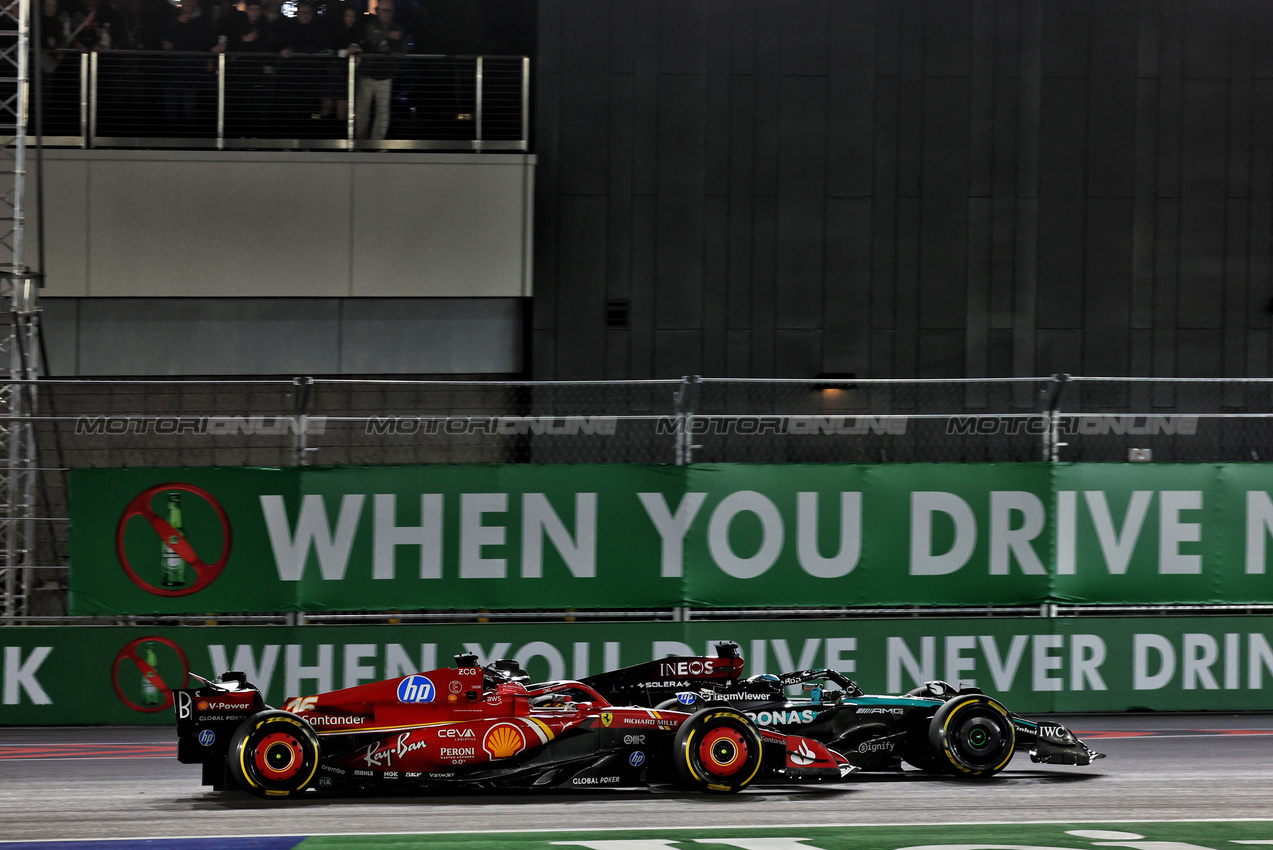 GP LAS VEGAS, Charles Leclerc (MON) Ferrari SF-24 e George Russell (GBR) Mercedes AMG F1 W15 battle for position.

23.11.2024. Formula 1 World Championship, Rd 22, Las Vegas Grand Prix, Las Vegas, Nevada, USA, Gara Day.

- www.xpbimages.com, EMail: requests@xpbimages.com © Copyright: Batchelor / XPB Images