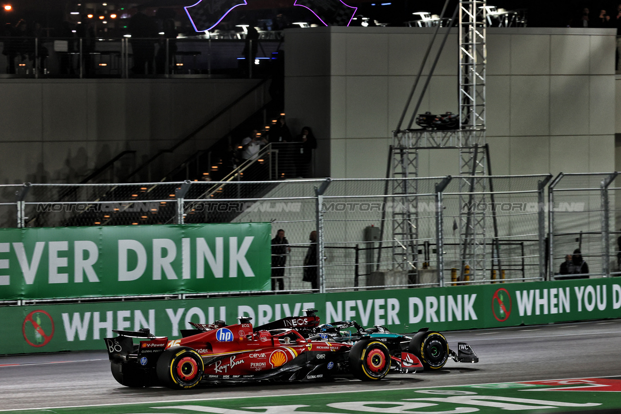 GP LAS VEGAS, Charles Leclerc (MON) Ferrari SF-24 e George Russell (GBR) Mercedes AMG F1 W15 battle for position.

23.11.2024. Formula 1 World Championship, Rd 22, Las Vegas Grand Prix, Las Vegas, Nevada, USA, Gara Day.

- www.xpbimages.com, EMail: requests@xpbimages.com © Copyright: Batchelor / XPB Images
